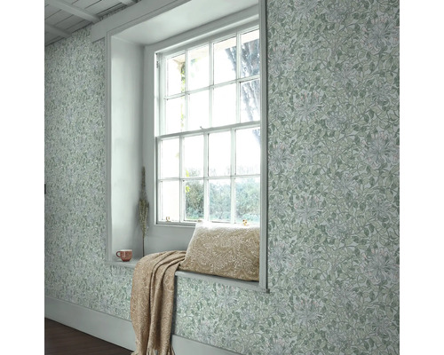 Lichte kamer met vensterbank, kussen, deken en bloemenbehang