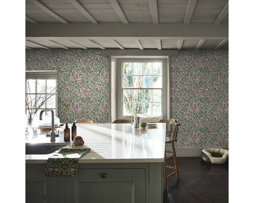 Keuken met bloemenbehang, keukentafel en stoelen