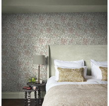 Slaapkamer met bloemenbehang, bed, nachtkastje en lamp