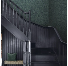 Trap met donkere trap en bloemenbehang