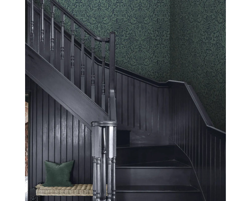 Trap met donkere trap en bloemenbehang