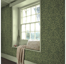 Kamer met raam, gedecoreerd met bloemenbehang