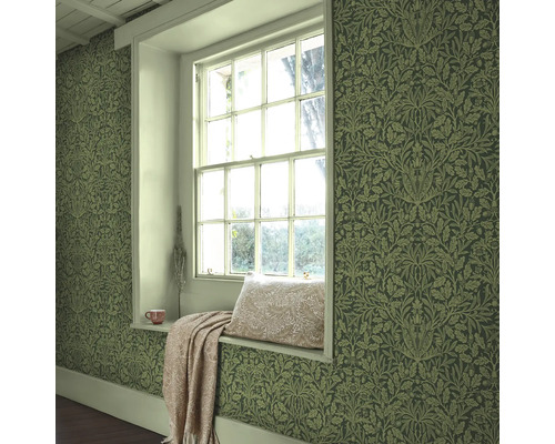 Kamer met raam, gedecoreerd met bloemenbehang