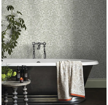 Badkamer met behang met motief, bad en decoratie