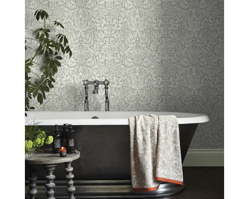 Badkamer met behang met motief, bad en decoratie