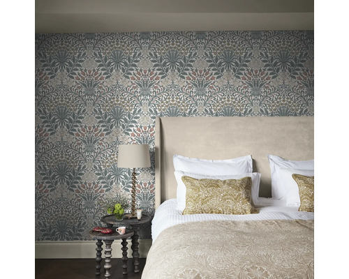 Slaapkamer met bloemenbehang, bed en nachtkastje