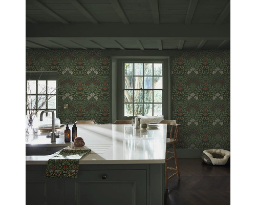 Keuken met bloemetjesbehang, kookeiland en houten vloer