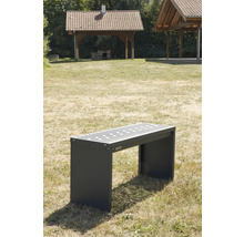 Grijze parkbank met lattenbodem en overkapping op de achtergrond