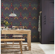 Eetkamer met houten tafel, stoelen, bank en bloemenbehang