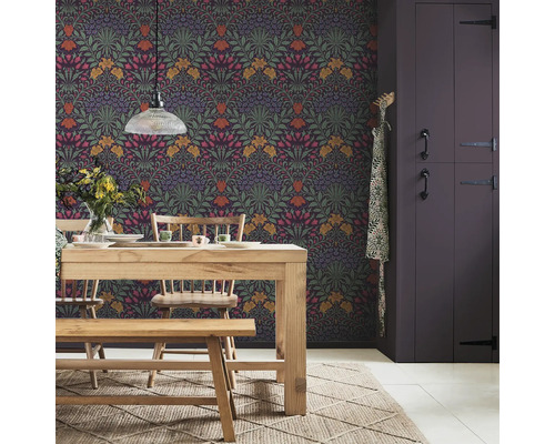 Eetkamer met houten tafel, stoelen, bank en bloemenbehang