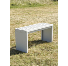 Metalen tuinbank met geribbelde zitting buiten