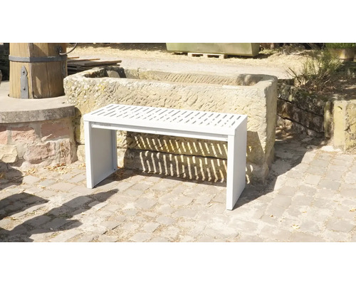 Witte metalen tuinbank met lattenbodem voor stenen trog