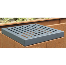 Metalen afdekking met gleuven voor een verhoogde tuinbak