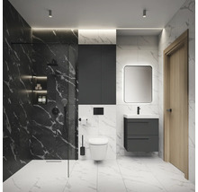 Lichte badkamer met douche, wastafel, spiegel en toilet tegen een marmeren wand