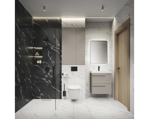 Moderne badkamer met marmeren tegels, douche, toilet, wastafel en spiegel