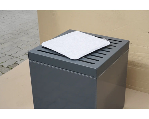 Grijze afvalcontainerbekleding met zitkussen