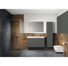 Moderne badkamer met douche, wastafel, spiegel en toilet in grijstinten