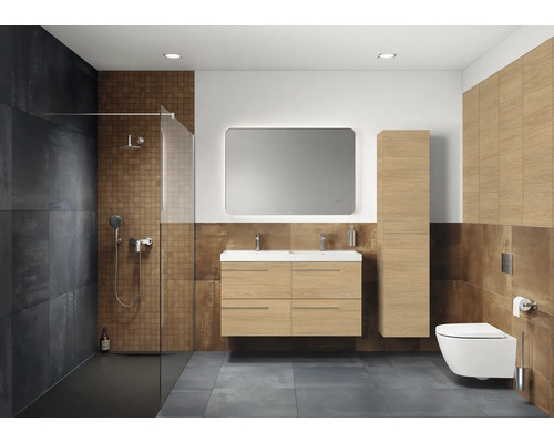 Moderne badkamer met douche, wastafel, spiegel en toilet.