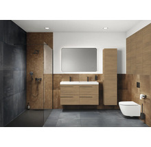 Moderne badkamer met douche, wastafel, spiegel en toilet