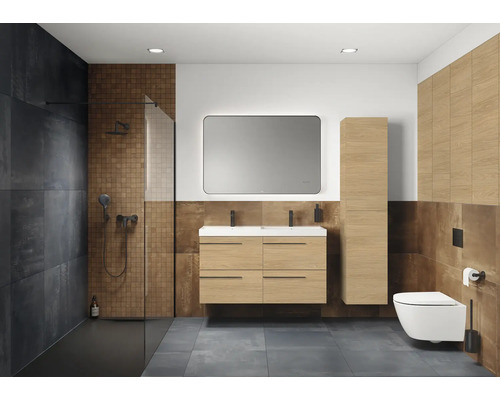 Moderne badkamer met douche, wastafel, spiegel, hoge kast en toilet