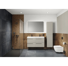 Badkamer met douche, wastafel, spiegel en toilet in modern design