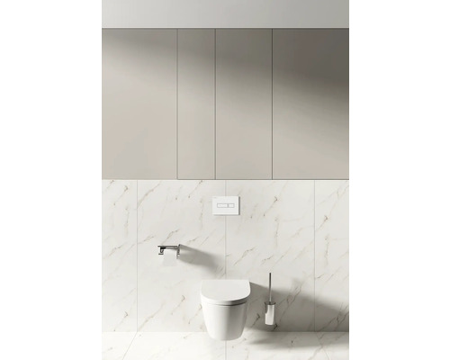 Moderne badkamer met wandcloset, bedieningspaneel en toiletpapierhouder voor marmeren tegels