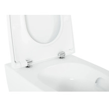 Detailopname van een wit toilet met open toiletdeksel