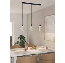 Hanglamp met drie lampen boven eettafel