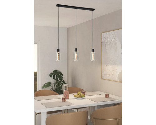 Hanglamp met drie lampen boven eettafel
