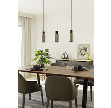 Eetkamer met houten tafel, stoelen en drie hanglampen