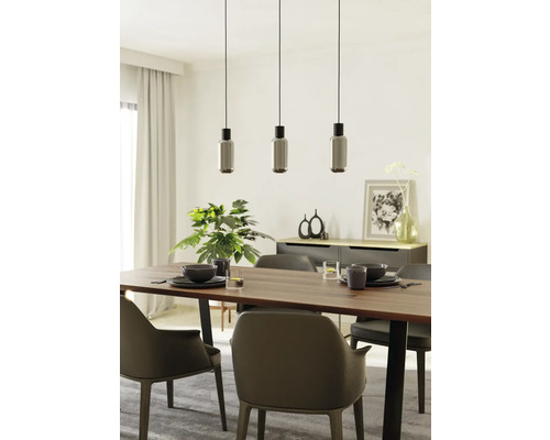 Eetkamer met houten tafel, stoelen en drie hanglampen