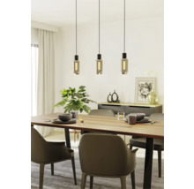 Eettafel met drie hanglampen en couverts