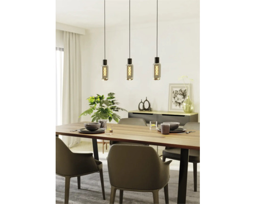 Eettafel met drie hanglampen en couverts