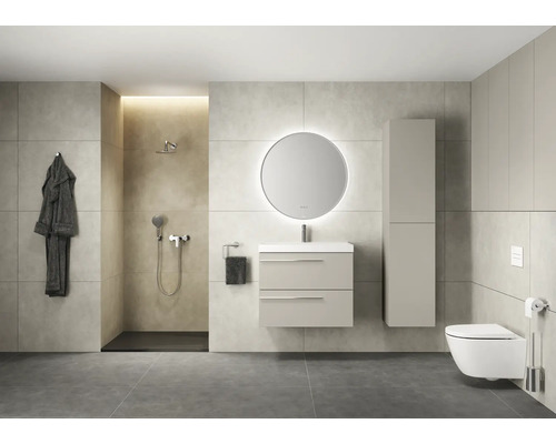 Moderne badkamer met douche, wastafel, spiegel, toilet en handdoekradiator
