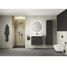 Moderne badkamer met douche, wastafel, spiegel en toilet