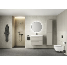 Moderne badkamer met douche, wastafel, spiegel, toilet en handdoekhouder