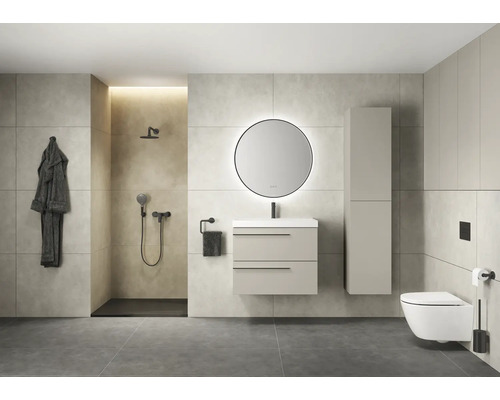 Moderne badkamer met douche, wastafel, spiegel, toilet en handdoekhouder