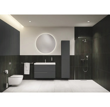 Moderne badkamer met toilet, wastafel, spiegel en douche