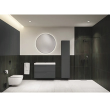 Moderne badkamer met wandcloset, wastafelonderkast, spiegelkast, ronde spiegel en douche