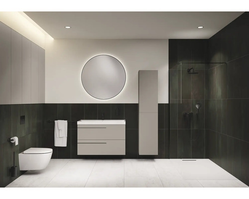 Moderne badkamer met toilet, wastafel, spiegel en douche.