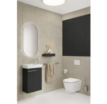 Moderne badkamer met wastafel, spiegel, toilet en opbergplank