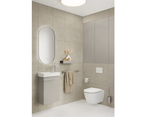 Moderne badkamer met wastafel, spiegel, wandtoilet en handdoekhouder