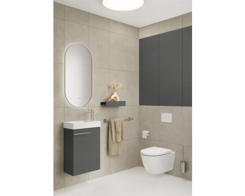 Moderne badkamer met wastafel, spiegelkast, wandcloset en tegels