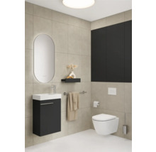 Moderne badkamer met wastafel, spiegel, toilet en tegels