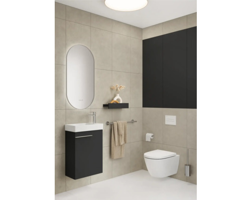 Moderne badkamer met wastafel, spiegel, toilet en tegels