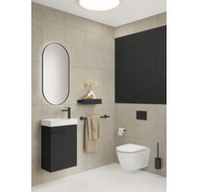 Badkamer met wastafel, spiegel, toilet en handdoekrek