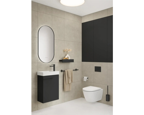 Badkamer met wastafel, spiegel, toilet en handdoekrek