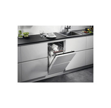 Inbouwvaatwasser met open deur in een keukenblok