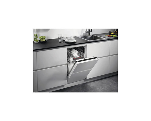 Inbouwvaatwasser met open deur in een keukenblok