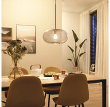 Eettafel met glazen hanglamp, stoelen en decoratie